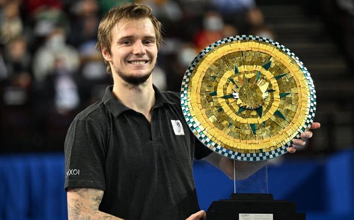 伦纳德并肩 伦纳德并肩