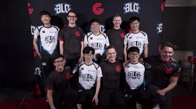 球迷们翘首 球迷们翘首