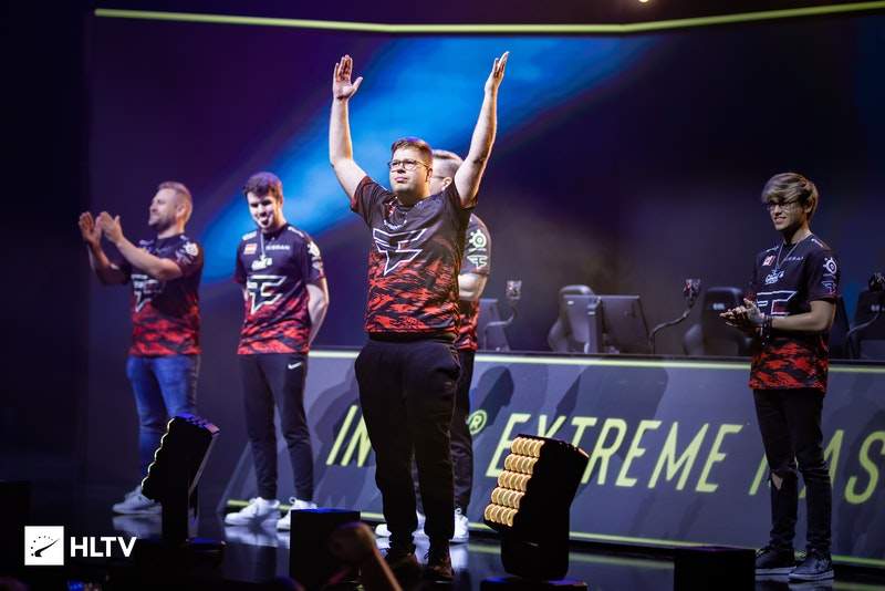 何重塑传统 何重塑传统